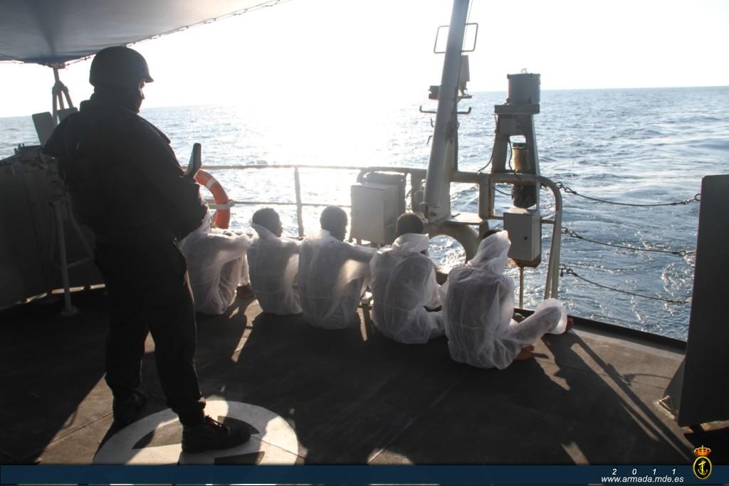 El patrullero Infanta Cristina traslada a los presuntos piratas hasta la costa de Somalia