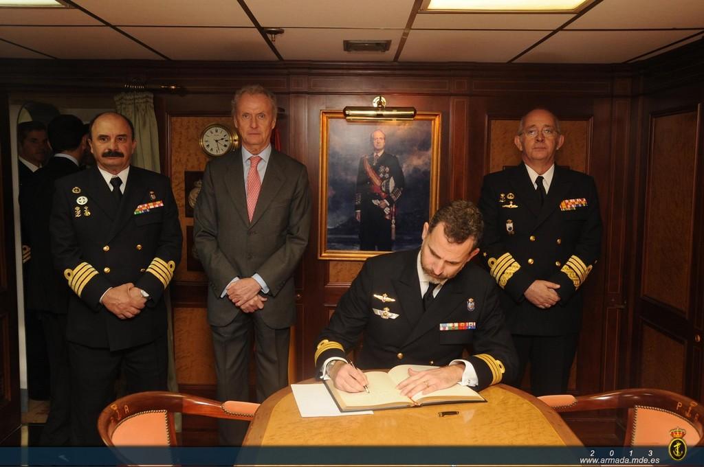 Una vez finalizada la demostración aeronaval, Don Felipe cerró con su firma el Libro de Honor del buque