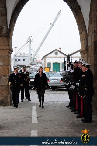 La embajadora fue recibida en el Arsenal de Ferrol por el Almirante Jefe del Arsenal