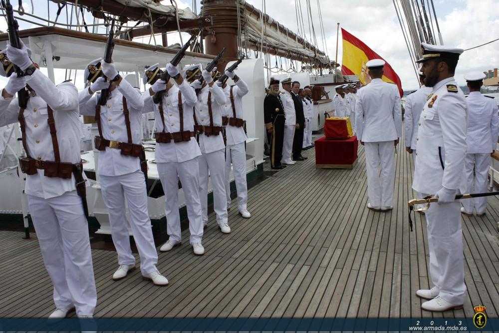 Military honors on the deck of the ‘Juan Sebastián de Elcano’ in memory of Ramón Power