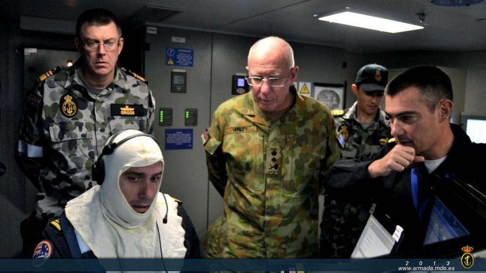 The Chief of the Australian Armed Forces, accompanied by the Chief of the Royal Australian Navy were welcomed by the ‘Cantabria’ Commanding Officer