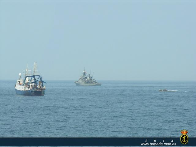 The patrol boats ‘Infanta Elena’ and ‘Serviola’ arranged the procedures to instruct the ‘Endeavour’ to abandon the area