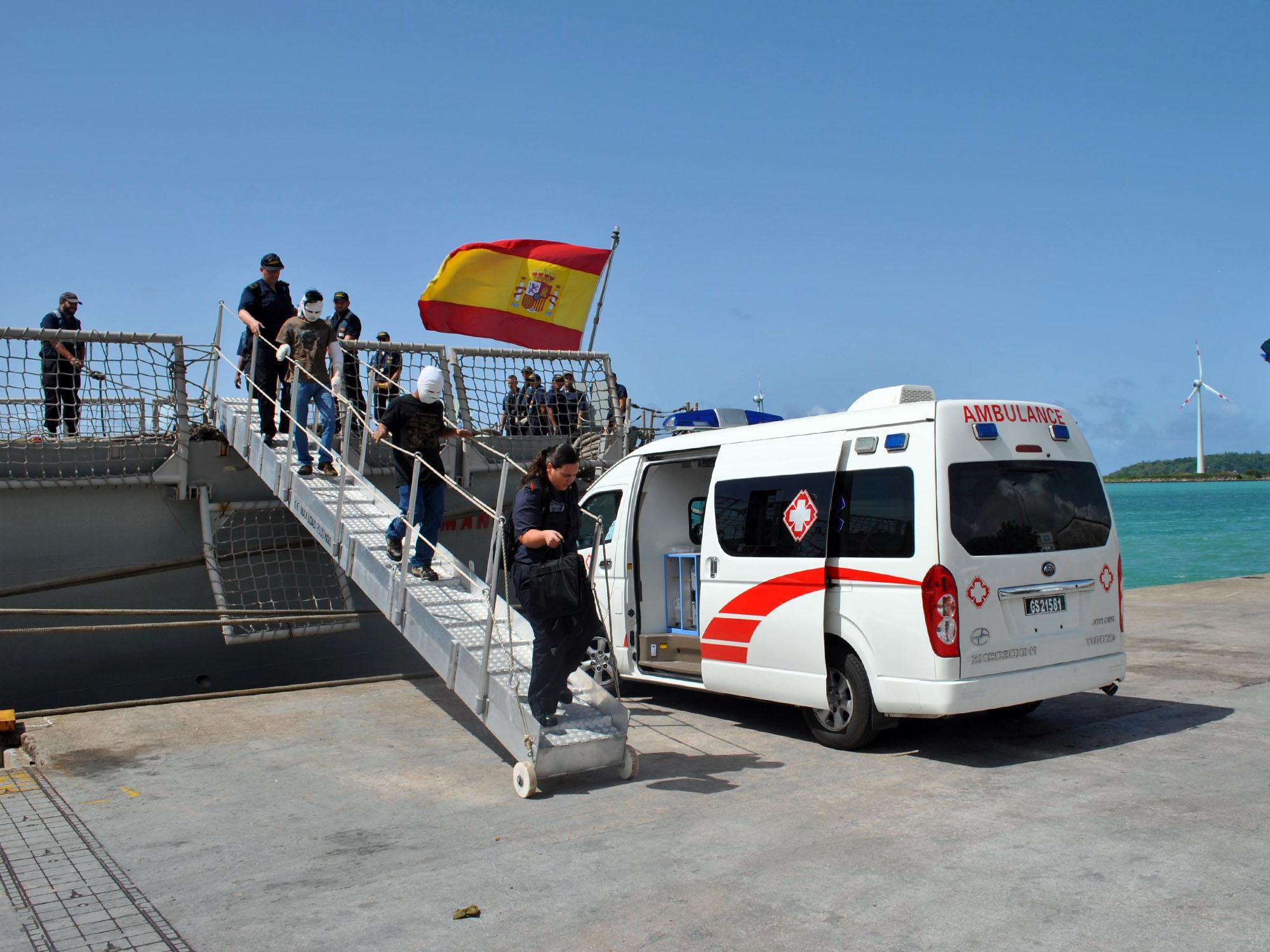The injured sailors disembarking from the ‘Numancia’