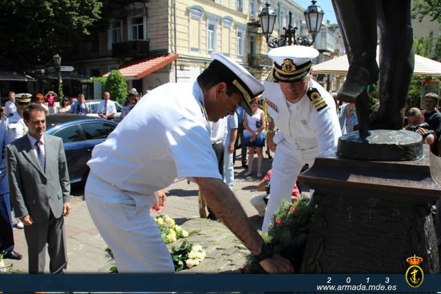 Durante una visita al puerto de Odesa, el Comandante de la Agrupación Marítima Permanente de la OTAN núm. 2 (SNMG2) homenajea al fundador de la ciudad, el Almirante español José de Ribas