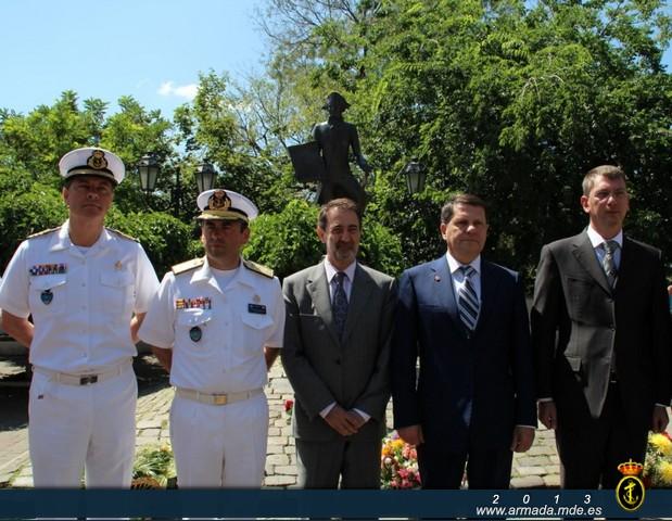 A la ofrenda floral asistieron el Alcalde de la Ciudad, el Vice Gobernador de la Región, el Embajador de España en Kiev, el Comandante de la SNMG2 y el Comandante de la fragata Blas de Lezo