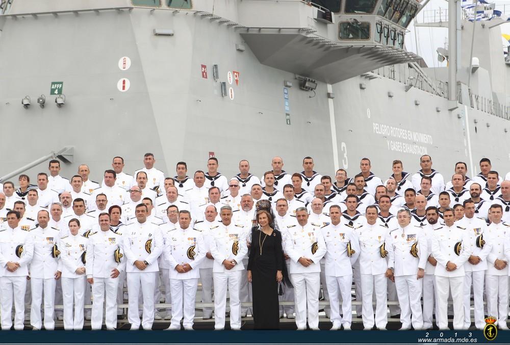 Family photo of Her Majesty the Queen with the ship’s crew