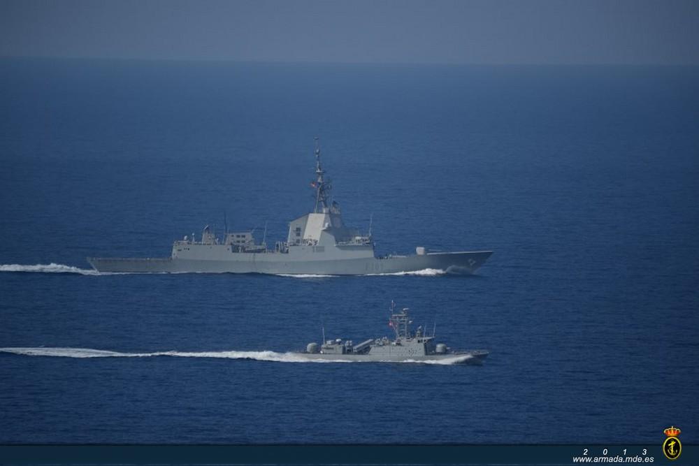 The frigate ‘Álvaro de Bazán’ during a ‘PASSEX’ exercise with a Tunisian patrol boat