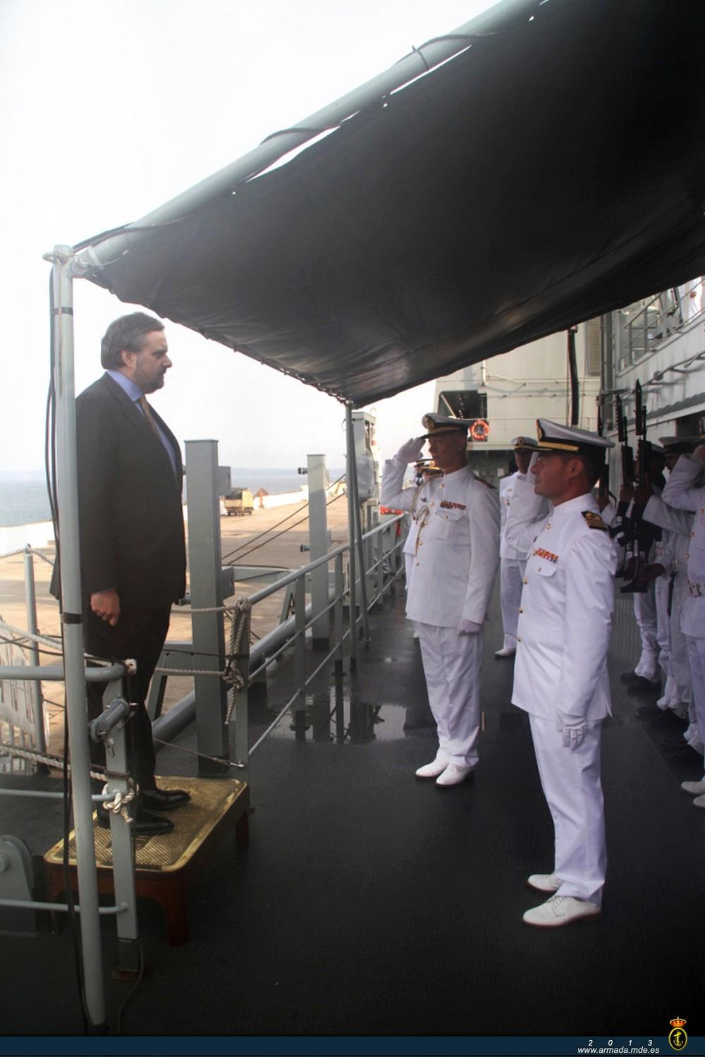 During the port of call in Goa, the ship welcomed the Spanish Ambassador in India