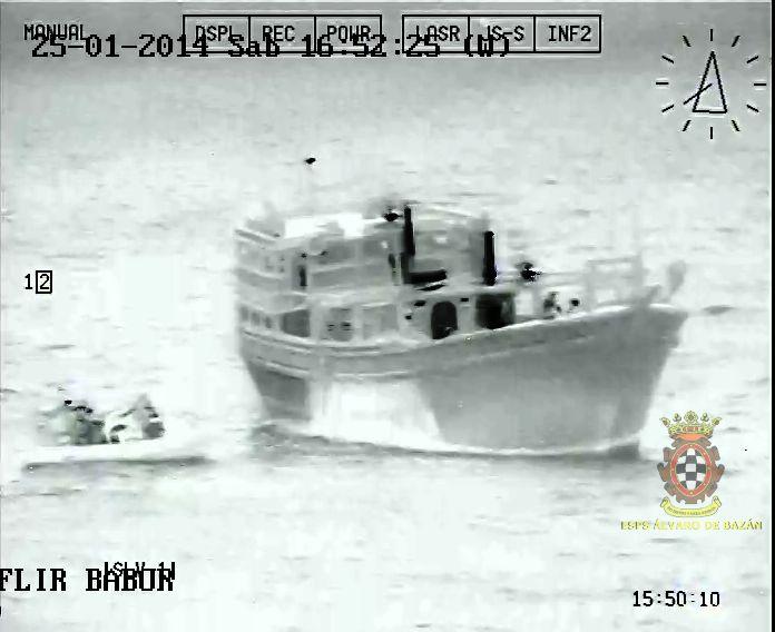 Infrared image of the boarding team approaching the dhow