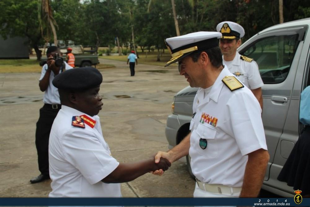 The Tanzanian Navy Chief of Staff, Brigadier-general Rogastian S. Laswai welcomes RA Díaz del Río.