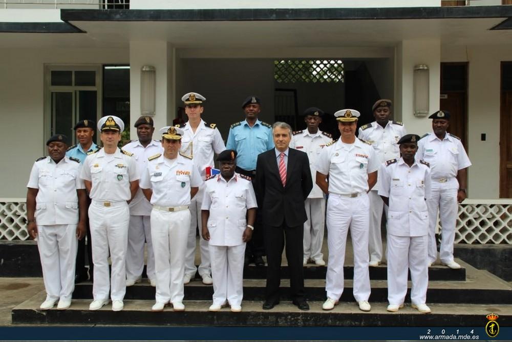 Rear-admiral Díaz del Río with Tanzanian authorities.