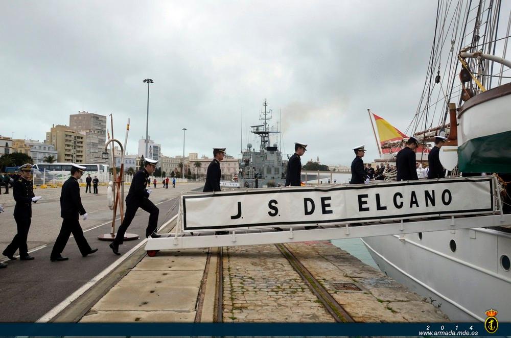 Naval Academy students boarding the ‘Juan Sebastián de Elcano’