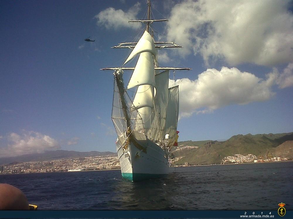 The ‘Juan Sebastián de Elcano’ in Tenerife waters