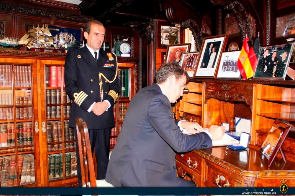 The President of the Galician Regional Government signing in the Guest’s Book