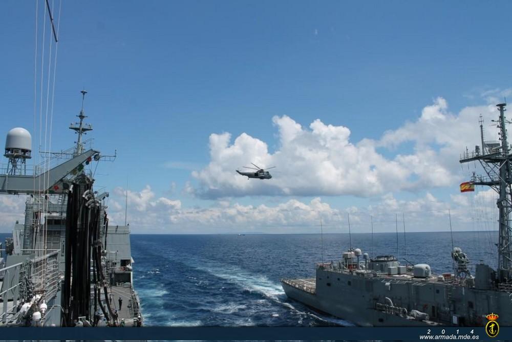 Replenishment at sea with the frigate ‘Numancia’ and flight operations with a 5th Squadron helicopter