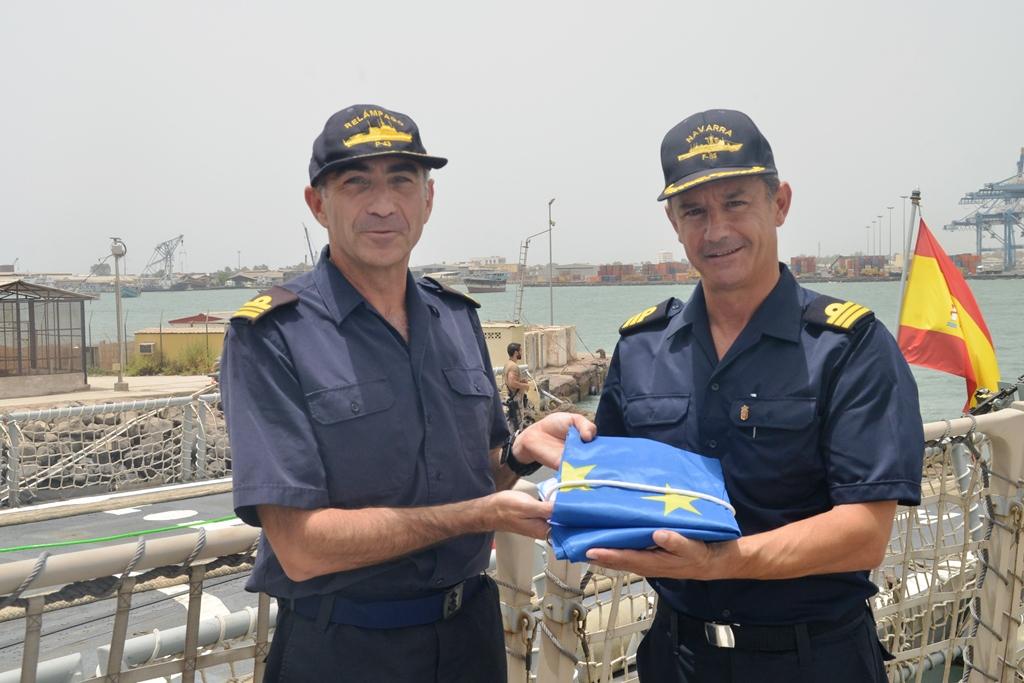 The Commanding Officer of the ‘Relámpago’ (left) hands over the EU flag to the CO of the frigate ‘Navarra’