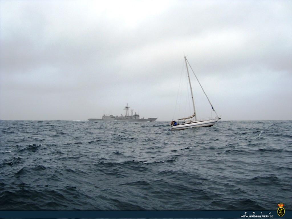The frigate ‘Navarra’ was informed of the presence of a sailboat adrift