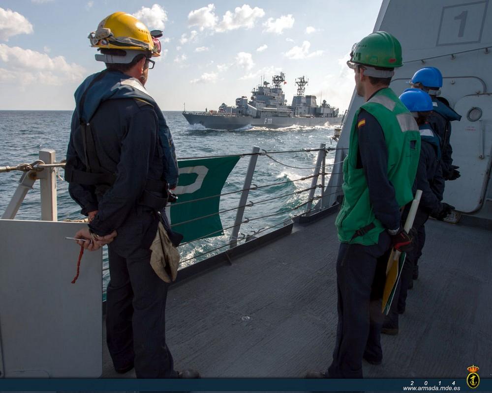 Gearing up for a replenishment at sea operation with the Romanian frigate ‘Marasesti’