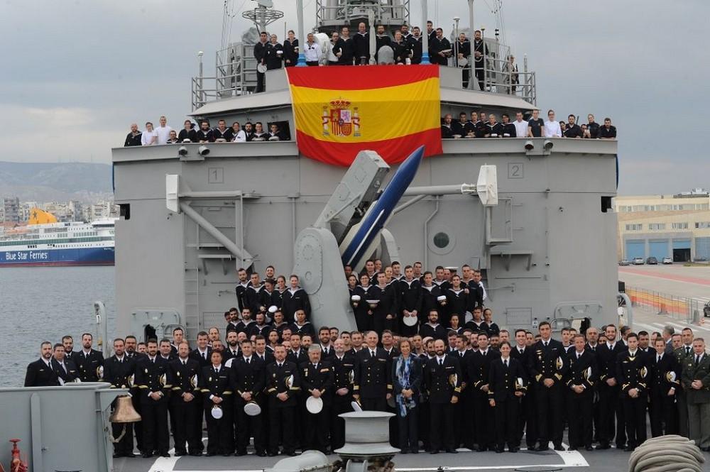 Her Majesty Queen Sofía with the ship’s crew at the forecastle