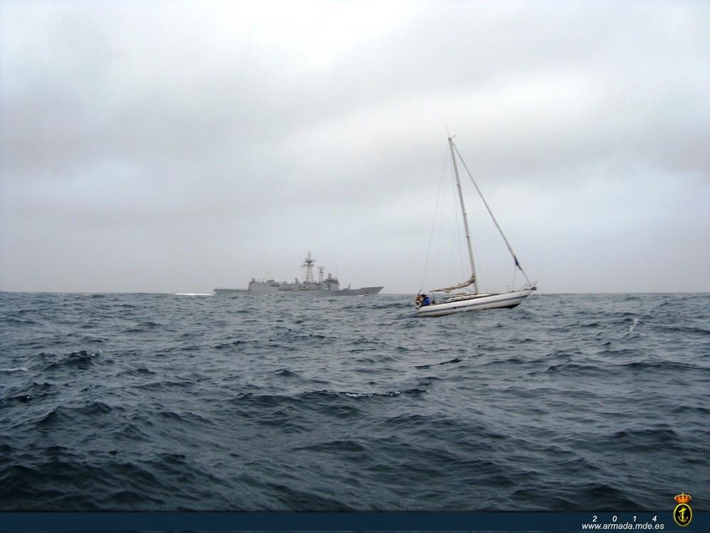 The ‘Navarra’ provided assistance to two French sail boats adrift