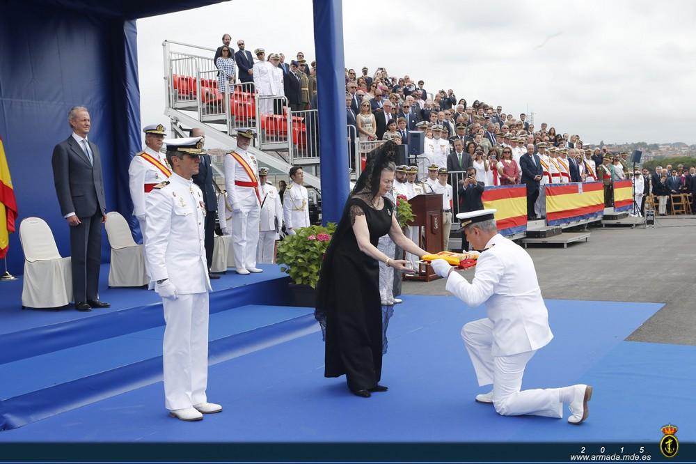 Su Alteza Real Ana de Francia entrega la bandera de combate a la