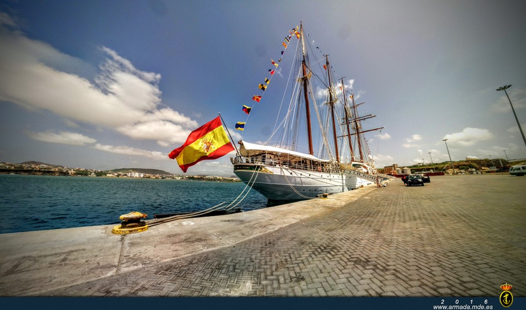  El buque-escuela Juan Sebastián de Elcano atracado en Praia