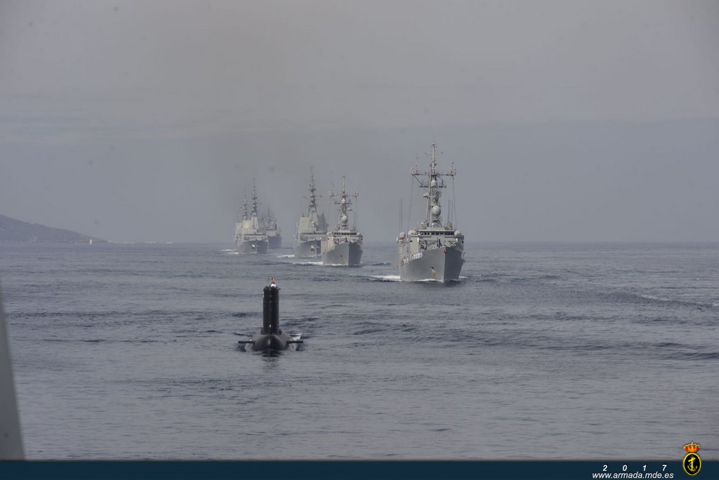 Buques de la Armada y submarino Tramontana durante la parada naval
