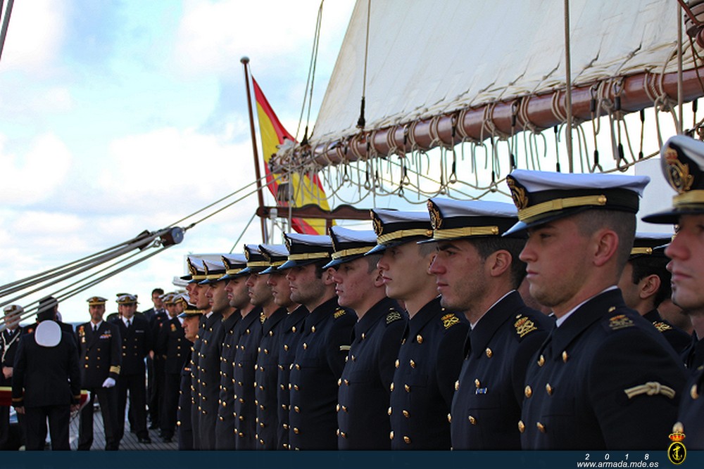 El BE Juan Sebastián de Elcano rinde homenaje al CF Montojo y a la dotación del ARA San Juan