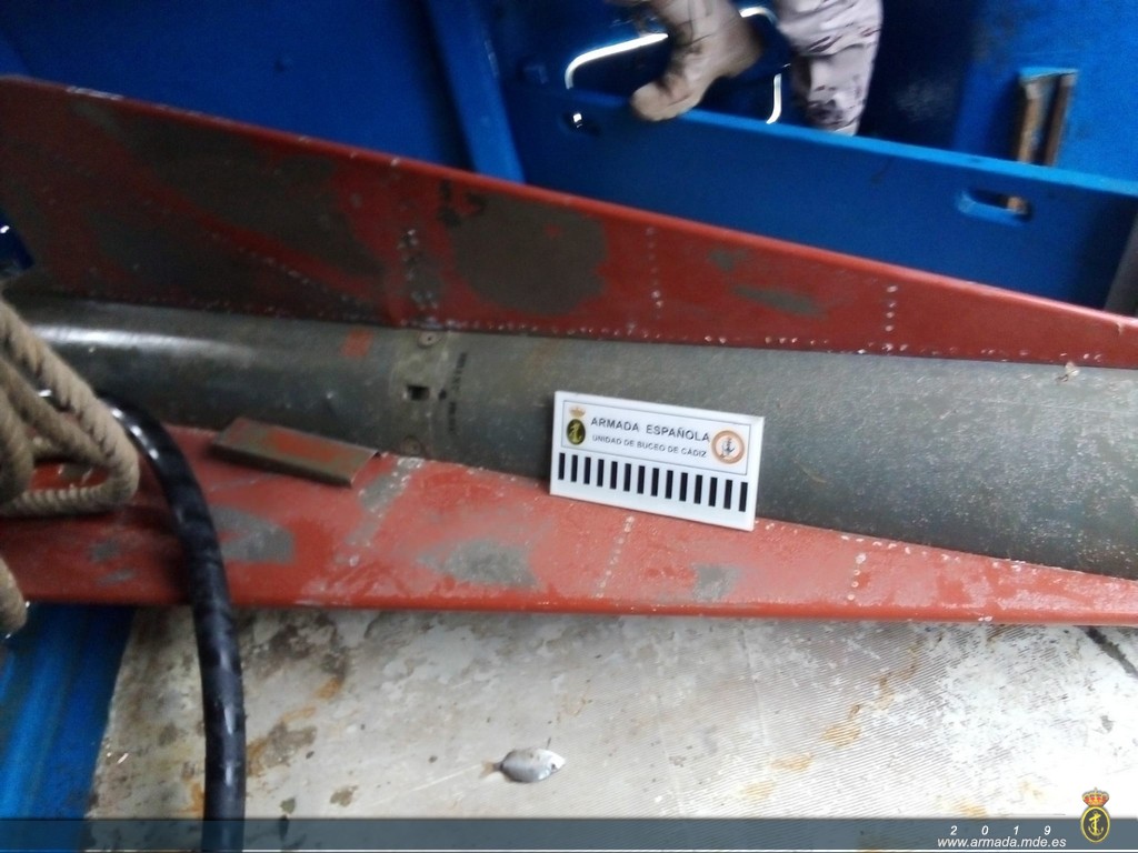 La Armada interviene los restos de un Misil HAWK que un pesquero atrapó con sus redes en Puerto Bonanza