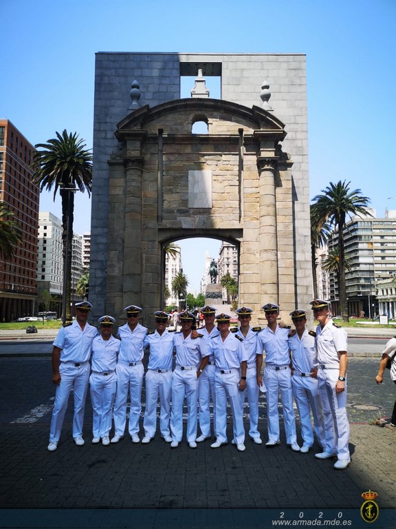 El "Juan Sebastián de Elcano" hace escala en Montevideo