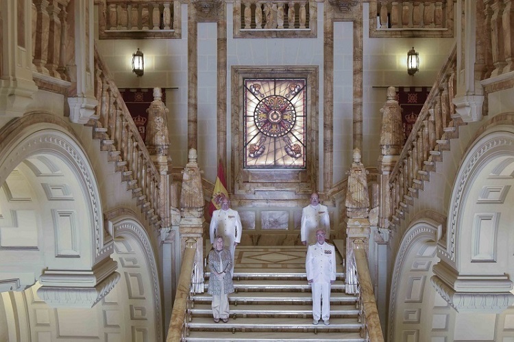 Foto de familia en la Escalera Monumental del Cuartel General de la Armada.
