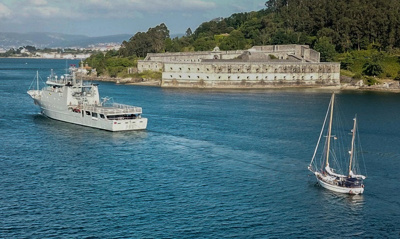 Remolcado del Velero "Lady Nirvana" hacia el puerto de Ferrol por el PA Arnomendi.
