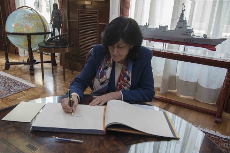 La Secretaria de Defensa firma en el libro de honor en la oficina del AJEMA.