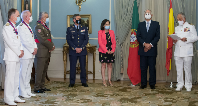 El Jefe del Estado Mayor General de las Fuerzas Armadas de Portugal impone la medalla de la Cruz de San Jorge al AJEMA.