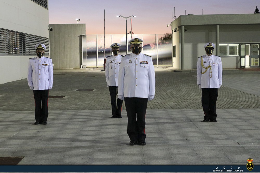 Comandante General de Infantería de Marina preside el acto de izado solemne