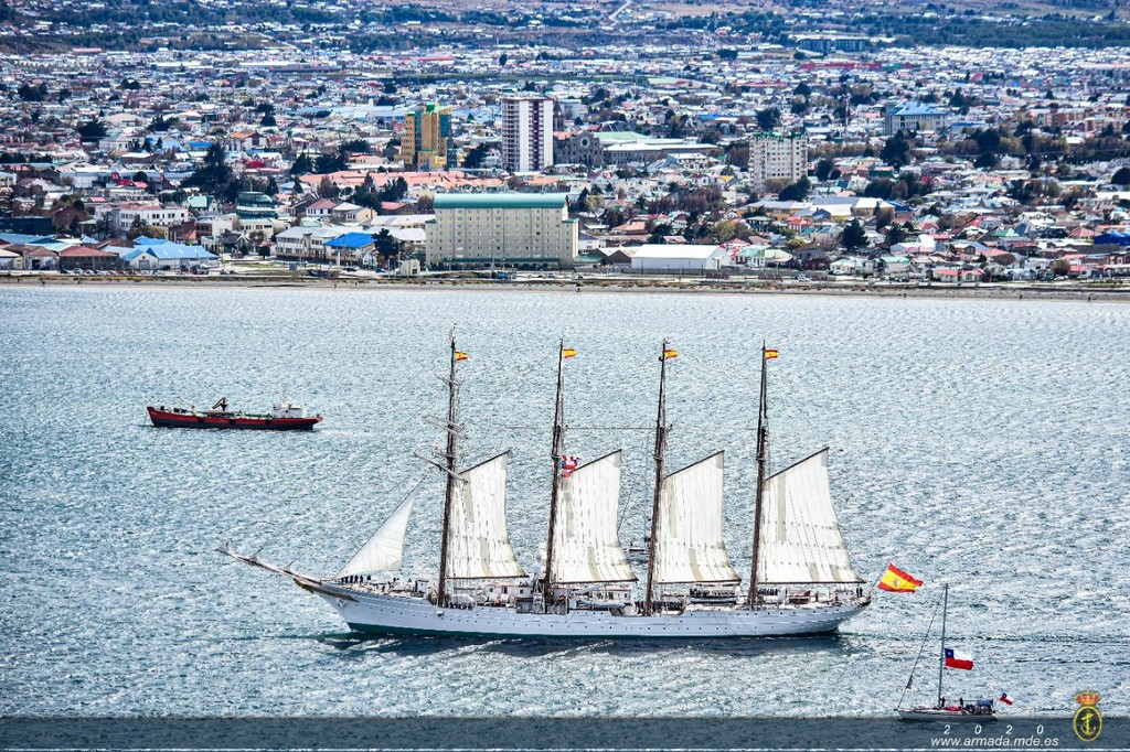 Buque Escuela Juan Sebastián de Elcano en su paso por el Estrecho de Magallanes