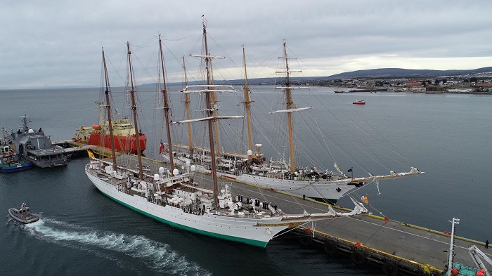 Aerial view of the training ships ‘Juan Sebastián de Elcano’ and ‘Esmeralda’ during the celebrations.