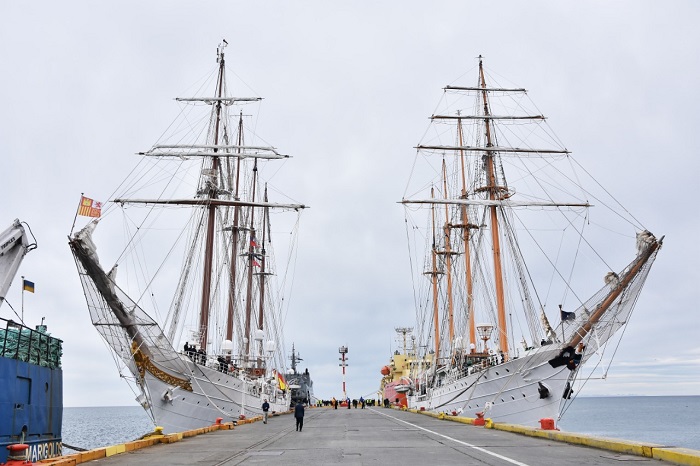 Buque escuela Juan Sebastián de Elcano atracado con su gemelo el buque escuela chileno Esmeralda