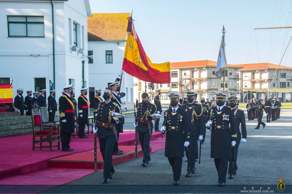 La Escuela Naval Militar celebra el acto de Jura de Bandera de los futuros oficiales de Cuerpo General, Infantería de Marina, Intendencia e Ingenieros.