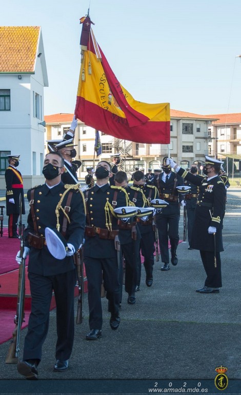 La Escuela Naval Militar celebra el acto de Jura de Bandera de los futuros oficiales de Cuerpo General, Infantería de Marina, Intendencia e Ingenieros.