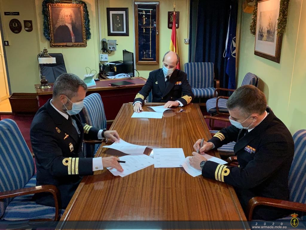 Firma de documentación en la Cámara del Comandante
