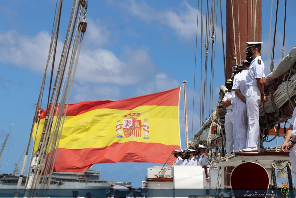El buque escuela Juan Sebastián de Elcano llega al puerto de Guam (EE.UU.). 