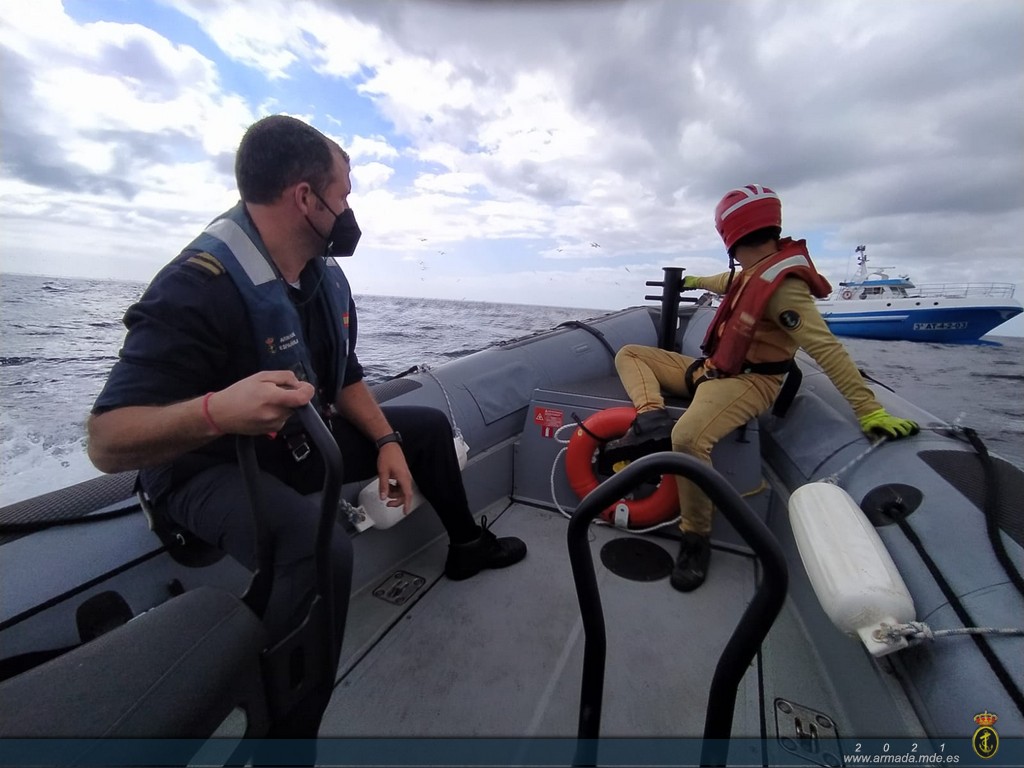 The patrol vessel ‘Tarifa’ assists a trawler in distress near the Balearic Islands. 