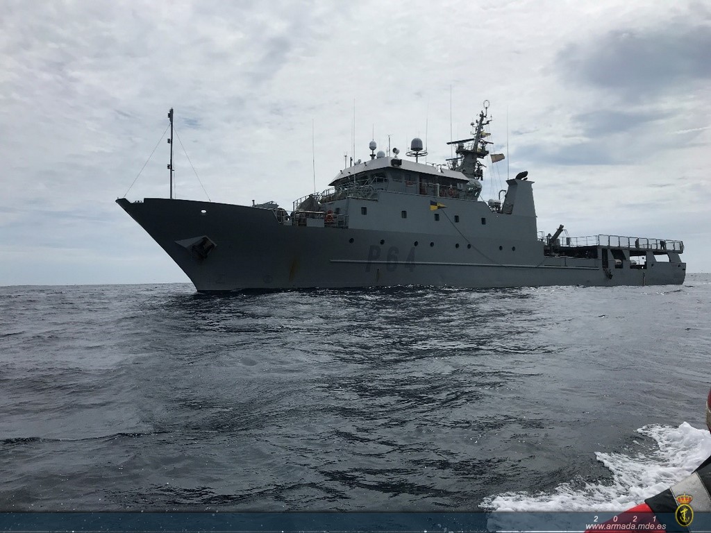 The patrol vessel ‘Tarifa’ assists a trawler in distress near the Balearic Islands. 