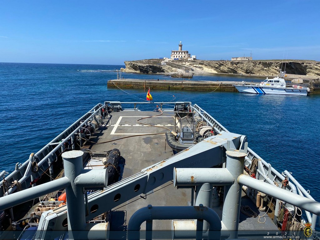 El B.A. "Mar Caribe" apoya a la Subdirección General de Investigación Científica y Reservas Marinas trasladando dos diésel generadores a la isla de Alborán.