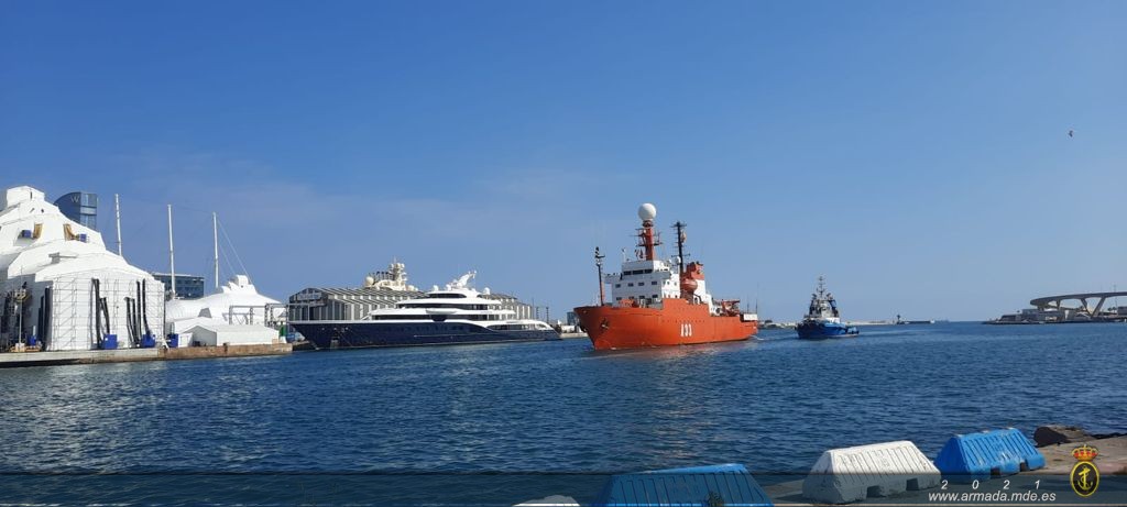El buque de investigación oceanográfica "Hespérides" recala en el puerto de Barcelona.