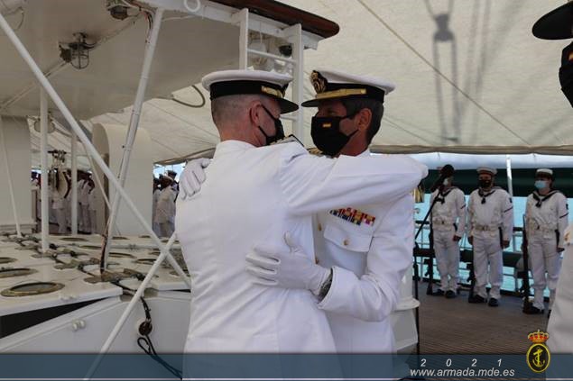 El buque escuela "Juan Sebastián de Elcano" realiza el acto de Entrega de Mando a bordo en la Base Naval de la Carraca
