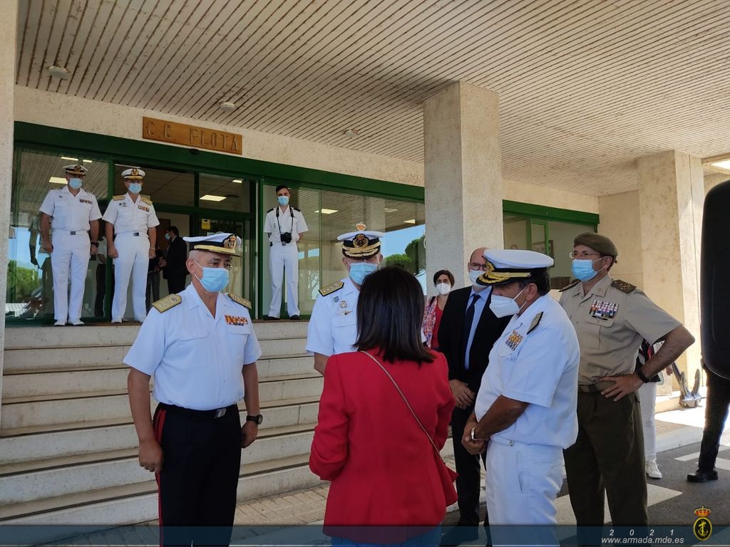 La ministra de Defensa destaca en Rota las "magníficas relaciones bilaterales" con EEUU durante una visita al buque USS ‘Hershel Woody Williams’ 