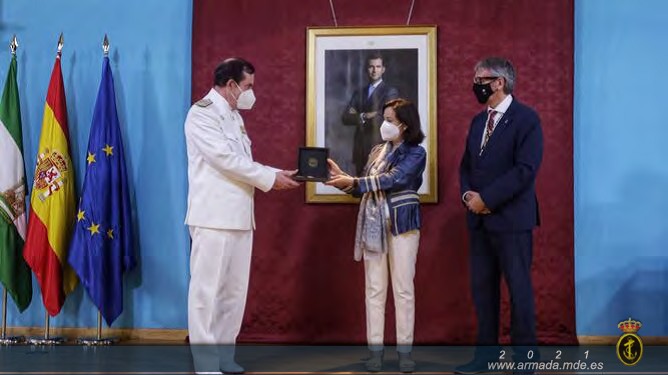 El AJEMA y la Ministra de Defensa, Margarita Robles, muestran la Medalla de Oro en presencia del rector,
Francisco Piniella. 
