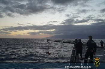 Deployment of a seismometer off the coast of La Palma.